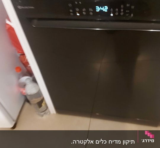 תנור אפייה עם תצוגה דיגיטלית מוארת